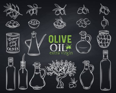 El yapımı zeytin, ağaç dalları, cam şişe, sürahi, metal şeker ve zeytinyağı koyun. Kara tahtada beyaz çizim tarzında tasvir çizimi.