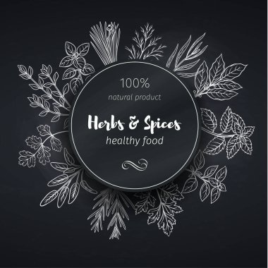 Çiftçi pazar menüsü tasarımı için el çizimi otlar ve baharatlar içeren yuvarlak afiş şablonu. Karatahta biçiminde vektör illüstrasyon sayfası dekorasyonu aşçılık otları