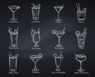 Tropik horoz ötüşleri. Yaz alkollü içecekler. Plaj partisi vektör çizimi. Long Island, Bloody Mary, cosmopolitan, margarita, mai tai, pina colada ve mavi lagün. Tebeşir biçimi