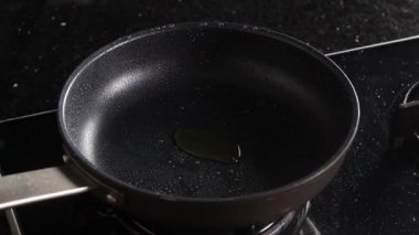 Bir tavada yumurta pişirme