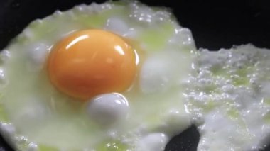 Bir tavada yumurta pişirme