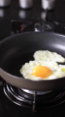 Bir tavada yumurta pişirme