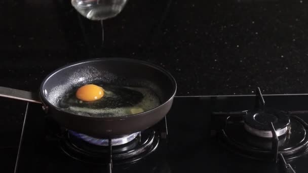 Приготування Яйця Сковороді — стокове відео