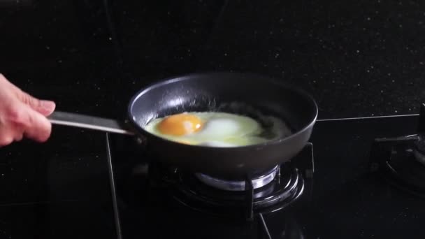 Cucinare Uovo Una Padella — Video Stock