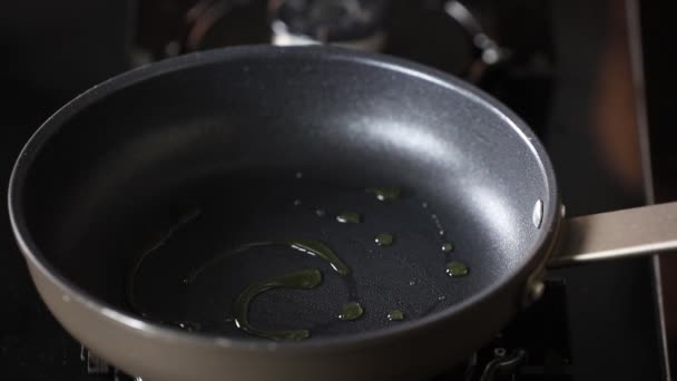 Memasak Telur Dalam Sebuah Menggoreng Pan — Stok Video