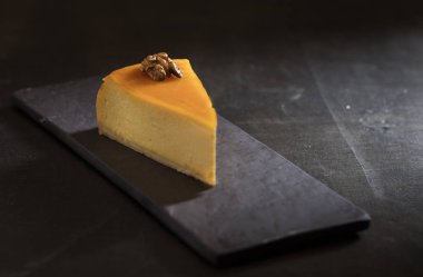 koyu arka plan üzerinde kabak cheesecake bir dilim