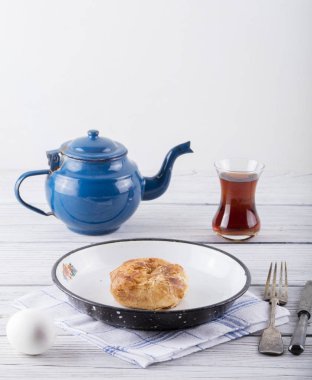 Türk börek boyoz yumurta ve çay ahşap arka plan üzerinde