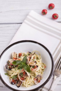 Spagetti vongole, spagetti istiridye ve biber ile