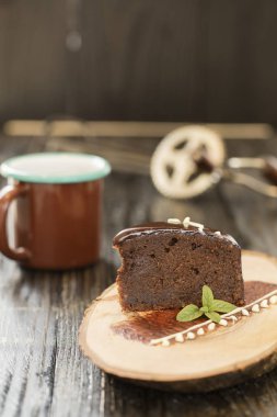 Sacher torte çöl koyu arka plan üzerinde