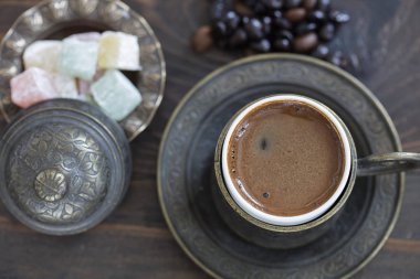 Türk kahvesi ve ahşap arka plan üzerinde Türk lokumu