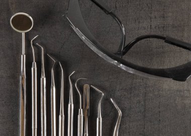 Ahşap arka plan üzerinde diş hekimi araçlar kümesi