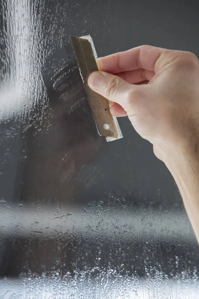 Uma Janela Ensaboada Com Rodo Limpando Vidro — Fotografia de Stock