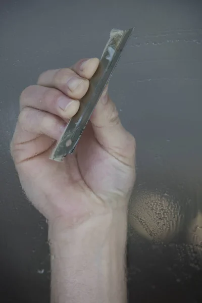 Una Ventana Jabonosa Con Una Escobilla Limpiando Vidrio — Foto de Stock