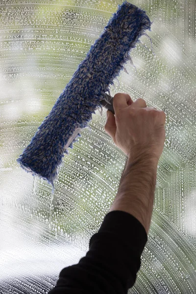 Cam Temizleme Çekçek Ile Sabunlu Bir Pencere — Stok fotoğraf