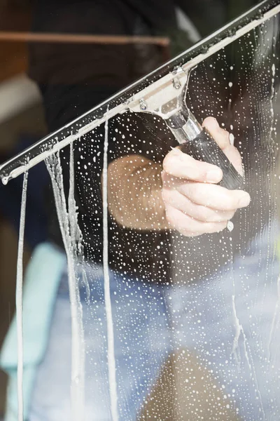 Soapy Fönster Med Gummiskrapa Rengöring Glas — Stockfoto