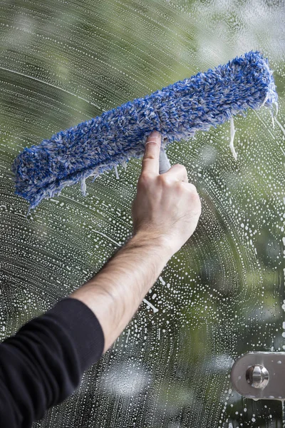 Ein Seifiges Fenster Mit Einem Rakel Der Das Glas Reinigt — Stockfoto