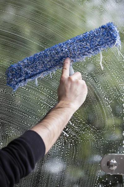 Una Ventana Jabonosa Con Una Escobilla Limpiando Vidrio —  Fotos de Stock