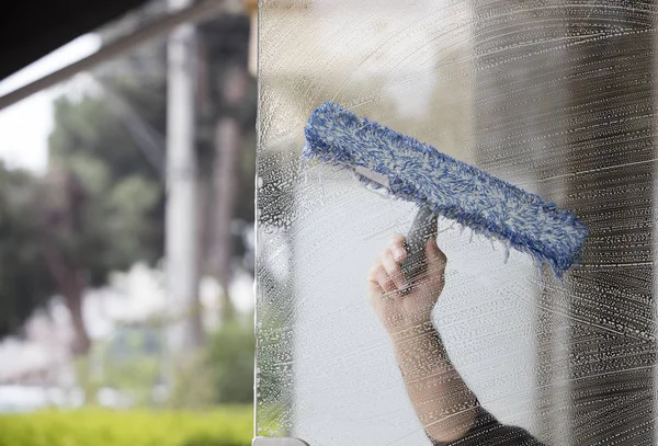 Uma Janela Ensaboada Com Rodo Limpando Vidro — Fotografia de Stock