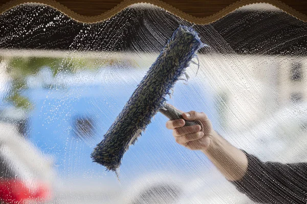 Een Zeepachtige Raam Met Een Rakel Reiniging Van Het Glas — Stockfoto