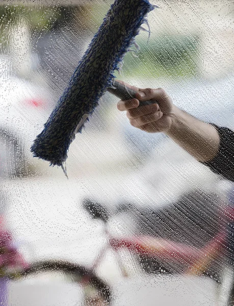 Una Ventana Jabonosa Con Una Escobilla Limpiando Vidrio —  Fotos de Stock