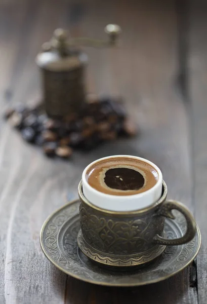 Türkischer Kaffee Serviert Einer Traditionellen Tasse Auf Hölzernem Boden — Stockfoto