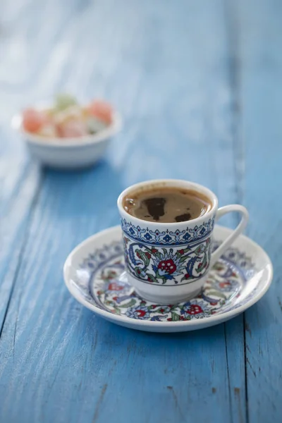 Türkischer Kaffee Und Türkische Köstlichkeiten Auf Hölzernem Boden — Stockfoto