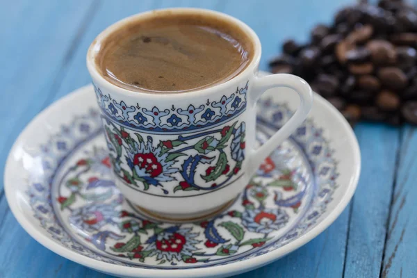 Türkischer Kaffee Serviert Einer Traditionellen Tasse Auf Hölzernem Boden — Stockfoto