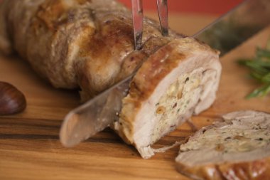 Nar ve kesme tahtası üzerinde biberiye ile doldurulmuş hindi göğsü