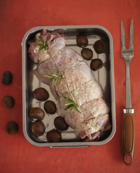 ham Türkiye'de kestane ile kırmızı arka plan üzerinde tepsi