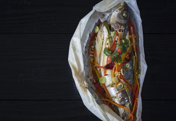 料理や海の魚をマリネします レモン スズキの赤唐辛子 パーチメント紙 — ストック写真