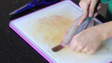 Soyulmuş ve gurme yemek için hazırlanan organik taze Sole alabalık