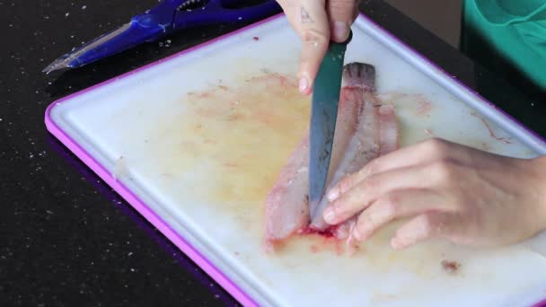 Βιολογικό Φρέσκο Ασπρόψαρα Σόλα Ξεφλουδίζονται Και Προετοιμαστεί Για Γκουρμέ Μαγείρεμα — Αρχείο Βίντεο