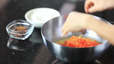 mutfak masasında hammaddelerini ve mutfak eşyaları ile kase hamur üzerinde eller 