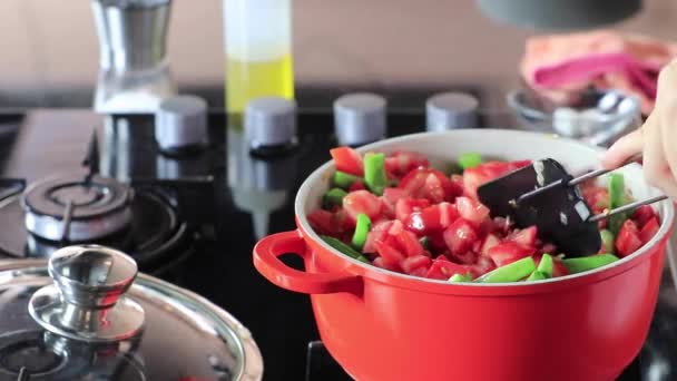 Geschnittene Grüne Französische Bohnen Und Tomaten Der Pfanne Fertig Zum — Stockvideo