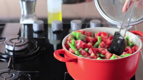 Geschnittene Grüne Französische Bohnen Und Tomaten Der Pfanne Fertig Zum — Stockvideo