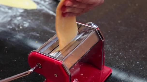 Hombre Usando Máquina Pasta Para Preparar Tagliatelle Vista Cerca — Vídeo de stock