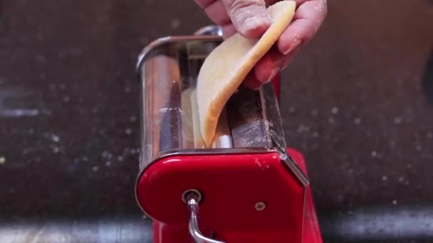 Άνθρωπος Χρησιμοποιώντας Μηχανή Ζυμαρικών Για Προετοιμάσει Τις Ταλιατέλες Κλείνω Πάνω — Αρχείο Βίντεο