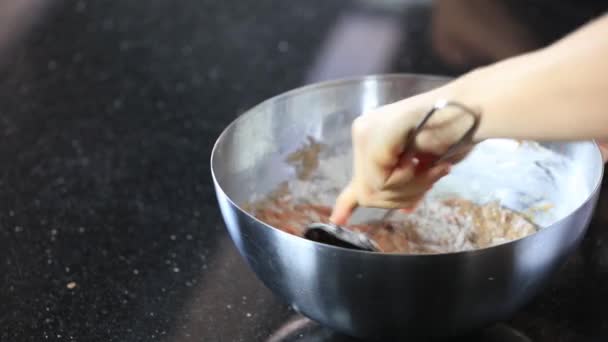 生の食材や調理器具を台所のテーブルにボウルに生地を作業の手 — ストック動画