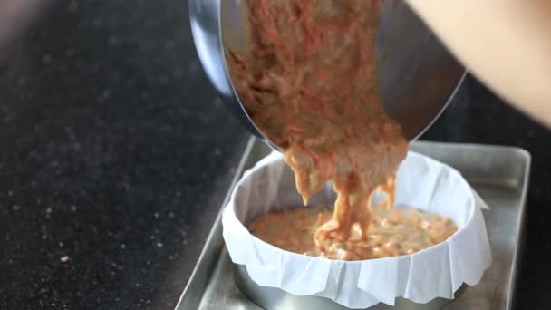 Mani Lavoro Pasta Ciotola Sul Tavolo Della Cucina Con Materie — Video Stock