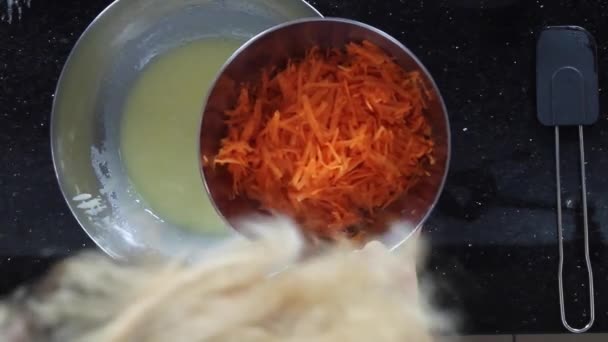 Руки Рабочее Тесто Миске Кухонном Столе Сырыми Ингредиентами Посудой — стоковое видео