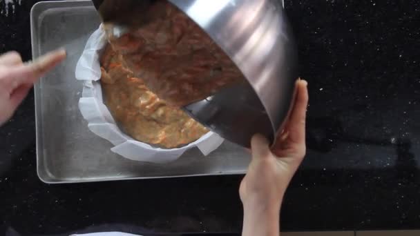 Mãos Massa Trabalho Tigela Mesa Cozinha Com Ingredientes Crus Utensílios — Vídeo de Stock