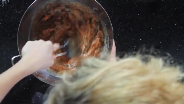 Mãos Massa Trabalho Tigela Mesa Cozinha Com Ingredientes Crus Utensílios — Vídeo de Stock