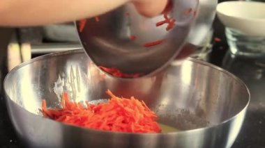 mutfak masasında hammaddelerini ve mutfak eşyaları ile kase hamur üzerinde eller 