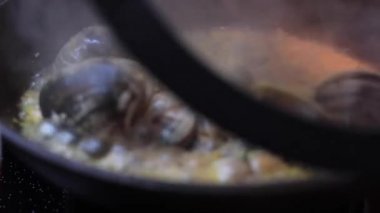     haşlanmış midye demir tavada pişirme dish.with otlar, yağ, limon, maydanoz, sarımsak 