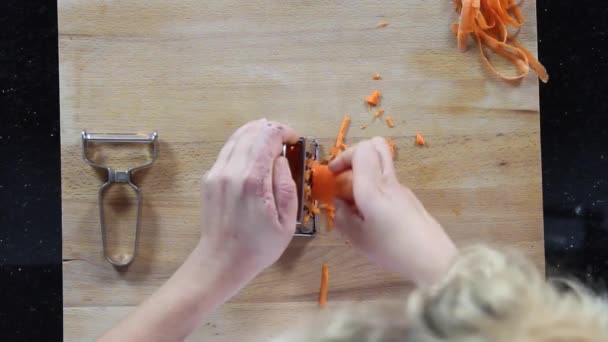 Повар Втирает Морковь Терку — стоковое видео