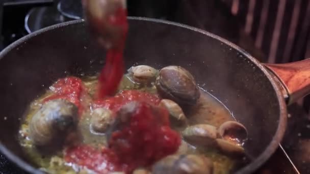 Boiled Mussels Iron Pan Cooking Dish Herbs Butter Lime Parsley — Stock Video