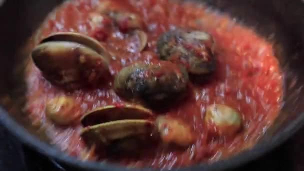 Βραστά Μύδια Στο Τηγάνι Σίδερο Μαγείρεμα Dish Βότανα Λάιμ Μαϊντανός — Αρχείο Βίντεο