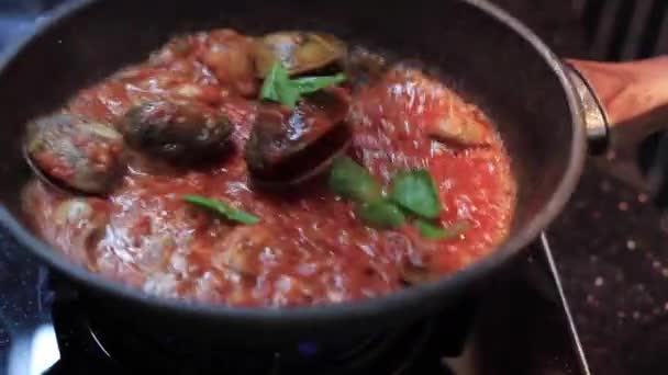 Boiled Mussels Iron Pan Cooking Dish Herbs Butter Lime Parsley — Stock Video