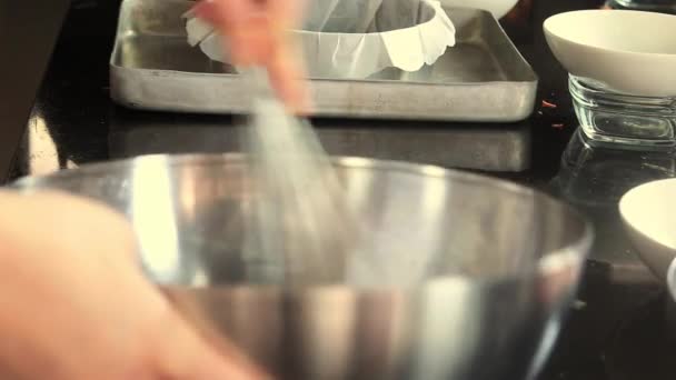 Chef Pastelaria Mistura Ovos — Vídeo de Stock