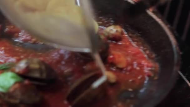 Moules Bouillies Dans Une Casserole Fer Repasser Avec Herbes Beurre — Video